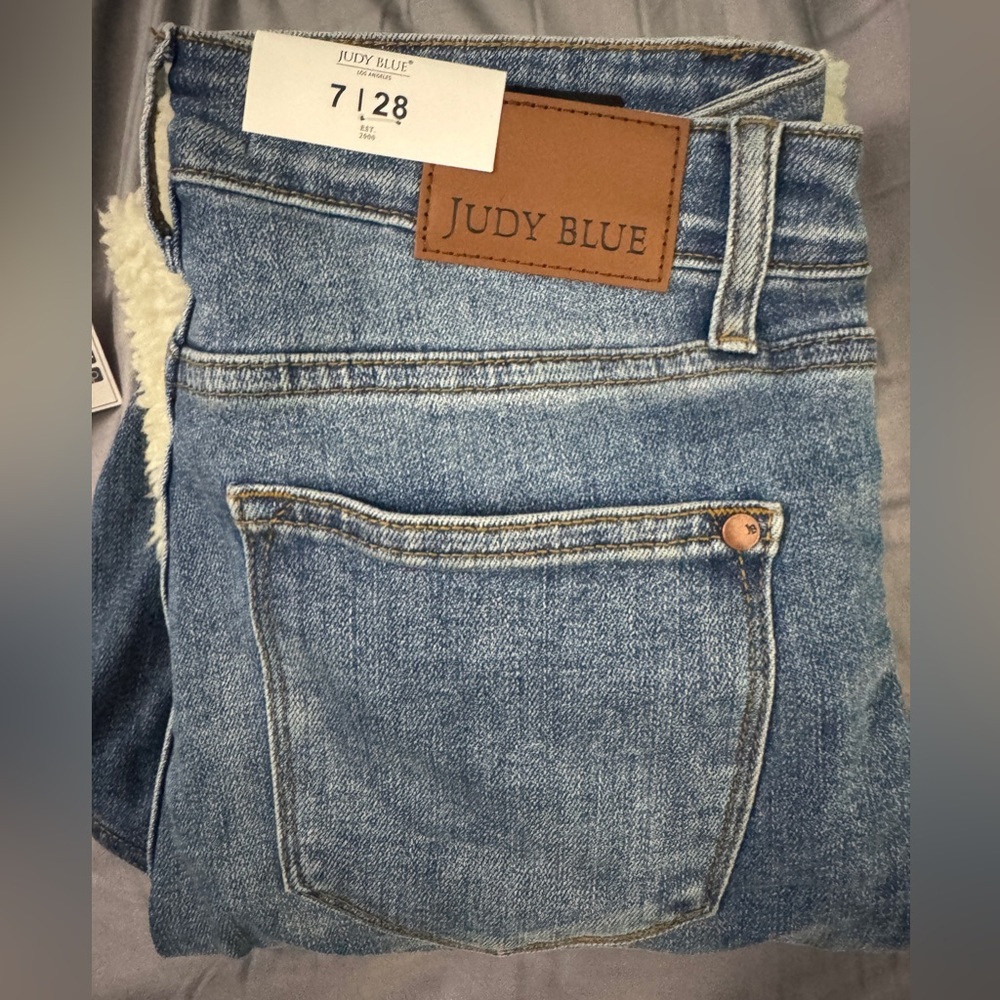 Judy Blue High Waisted Shearling Cuff Straight Leg Jeans NWT - Picture 4 of 8